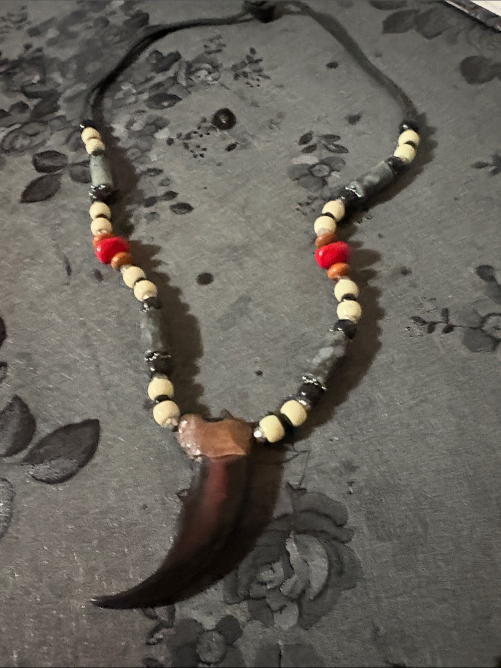 VINTAGE NATIVE AMERICAN BEAR CLAW WITH BEAD ACCENTS SUEDE TIE 33" NECKLACE